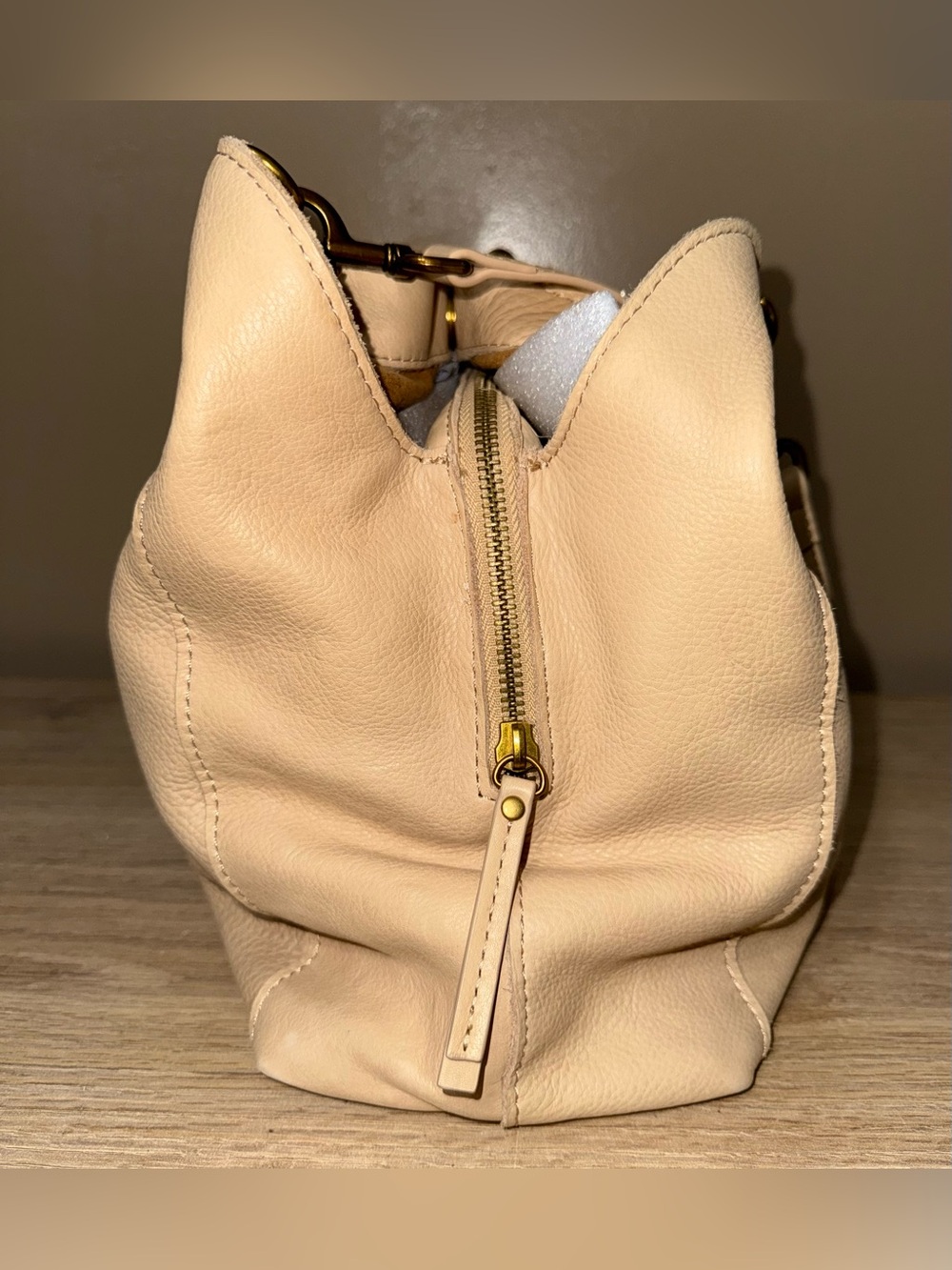 AMERICAN LEATHER CO. Cream Leather Shoulder Bag. - Picture 4 of 14